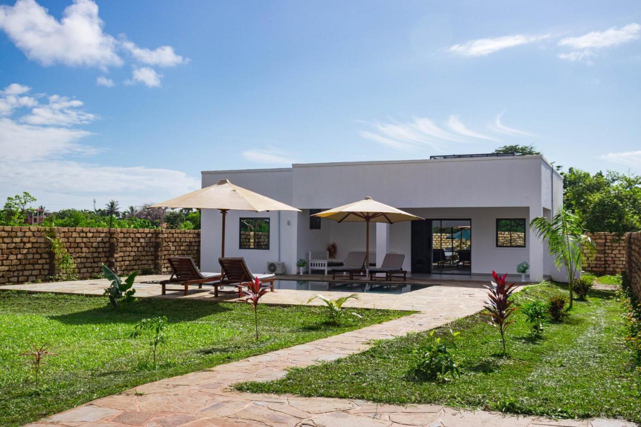 4 U Luxury Bungalows Diani Playa de Diani Exterior foto