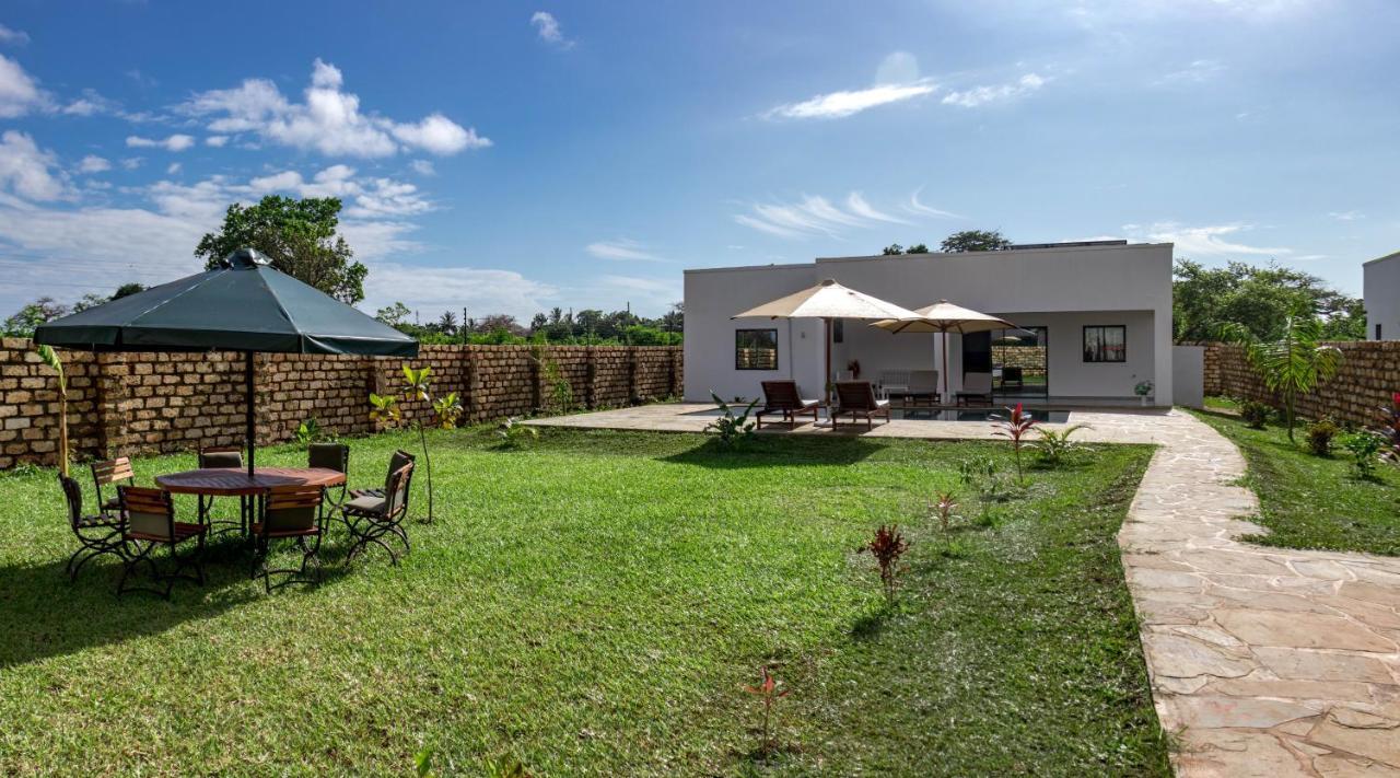 4 U Luxury Bungalows Diani Playa de Diani Exterior foto